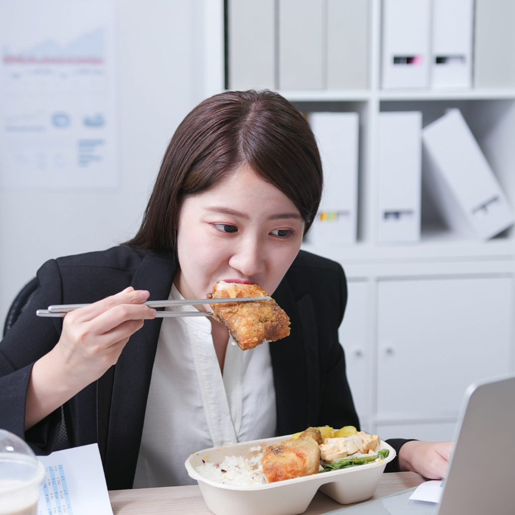 woman-eating-at-work
